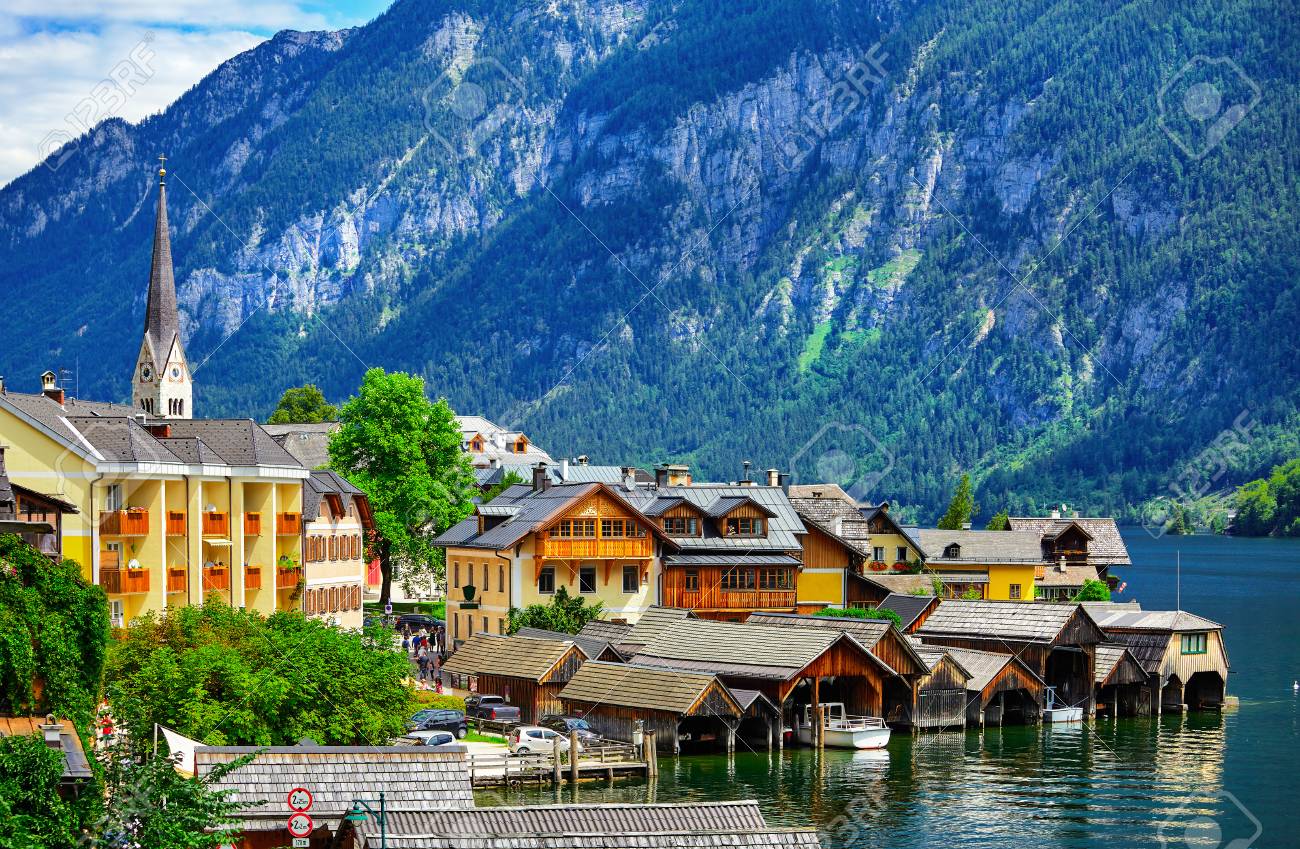 山の中のハルシュタットアルプスオーストリア。湖の景色を望む