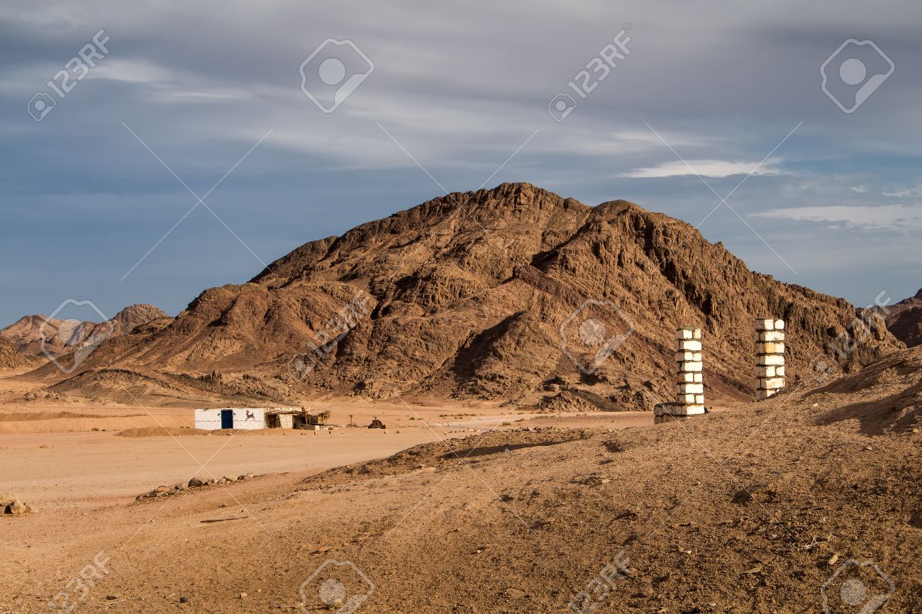 ロッキーのエジプトの砂漠 小規模建築物 曇り空 の写真素材 画像素材 Image