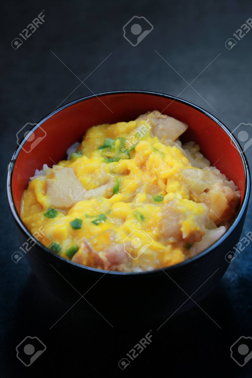 母娘丼丼は鶏と卵をトッピングの写真素材・画像素材 Image 38164601