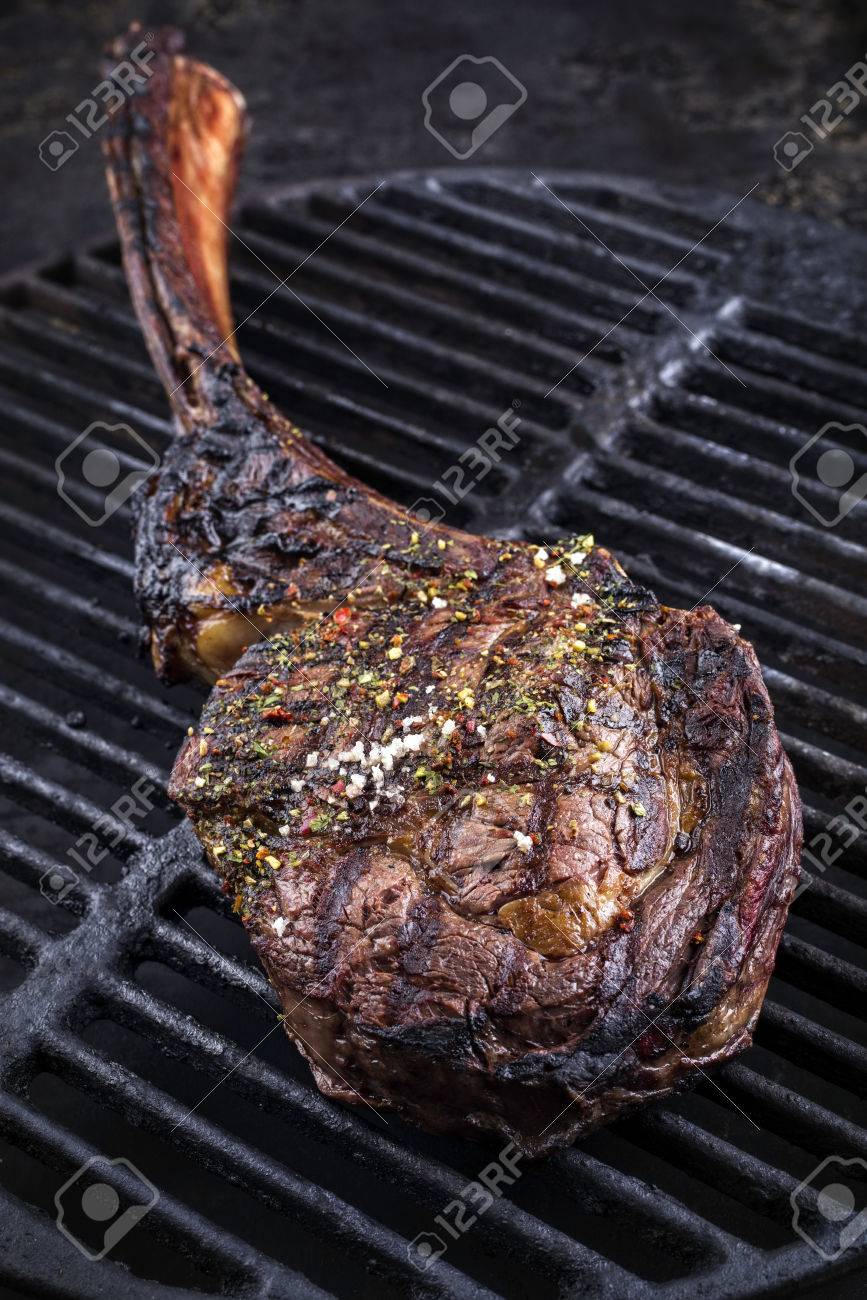 筏でバーベキュー トマホーク ステーキ の写真素材 画像素材 Image