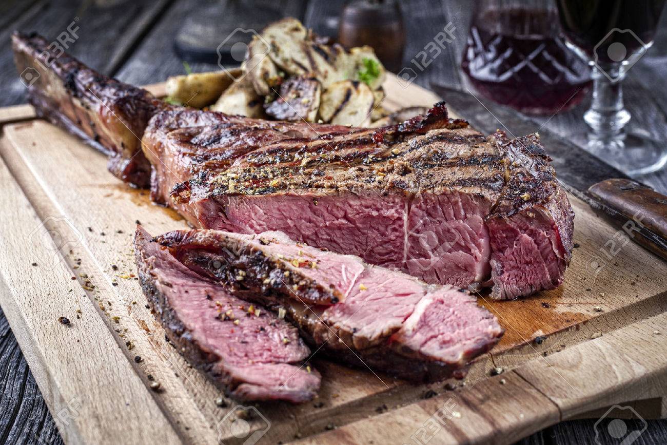 まな板の上のバーベキュー トマホーク ステーキ の写真素材 画像素材 Image