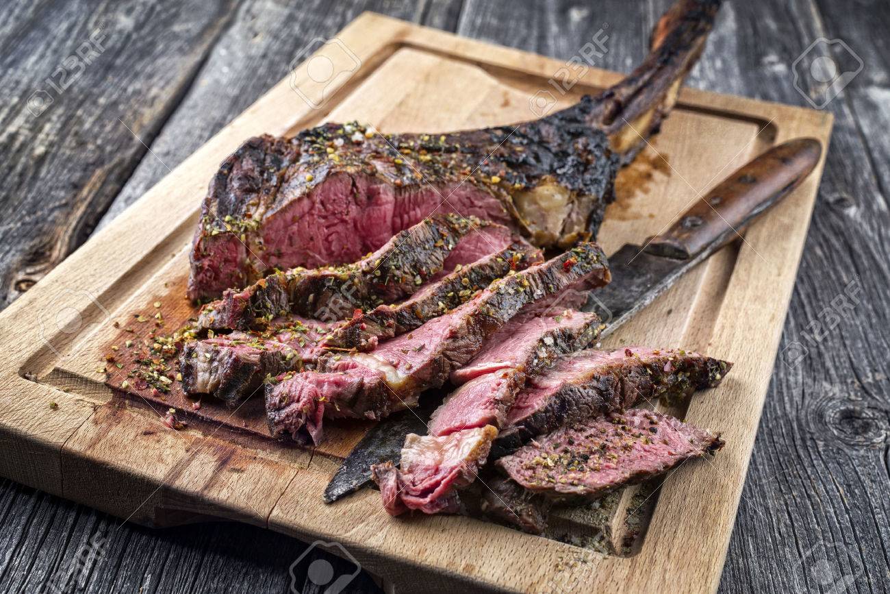 古いまな板の上のバーベキュー トマホーク ステーキ の写真素材 画像素材 Image