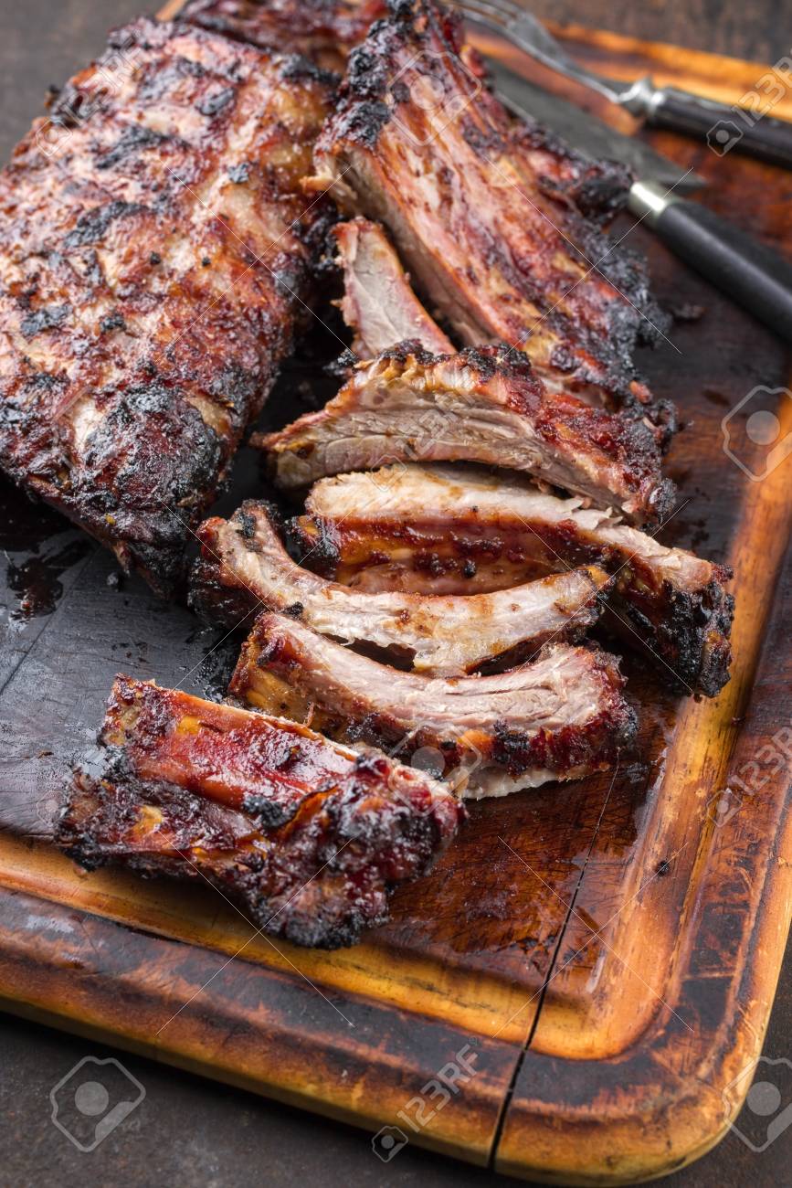 Costelinha De Porco Assada Como Vista Superior Em Uma Tabua Queimada Fotos Retratos Imagenes Y Fotografia De Archivo Libres De Derecho Image 86470035