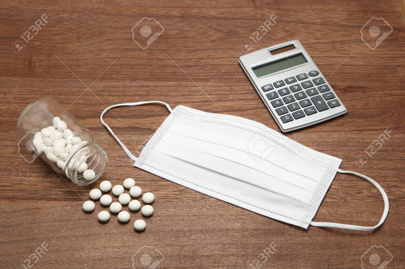 透明の薬瓶 マスク および木の電卓からこぼれる白い錠剤です の写真素材 画像素材 Image 透明の薬瓶 マスク および木の電卓からこぼれる白い錠剤です の写真素材 画像素材 Image