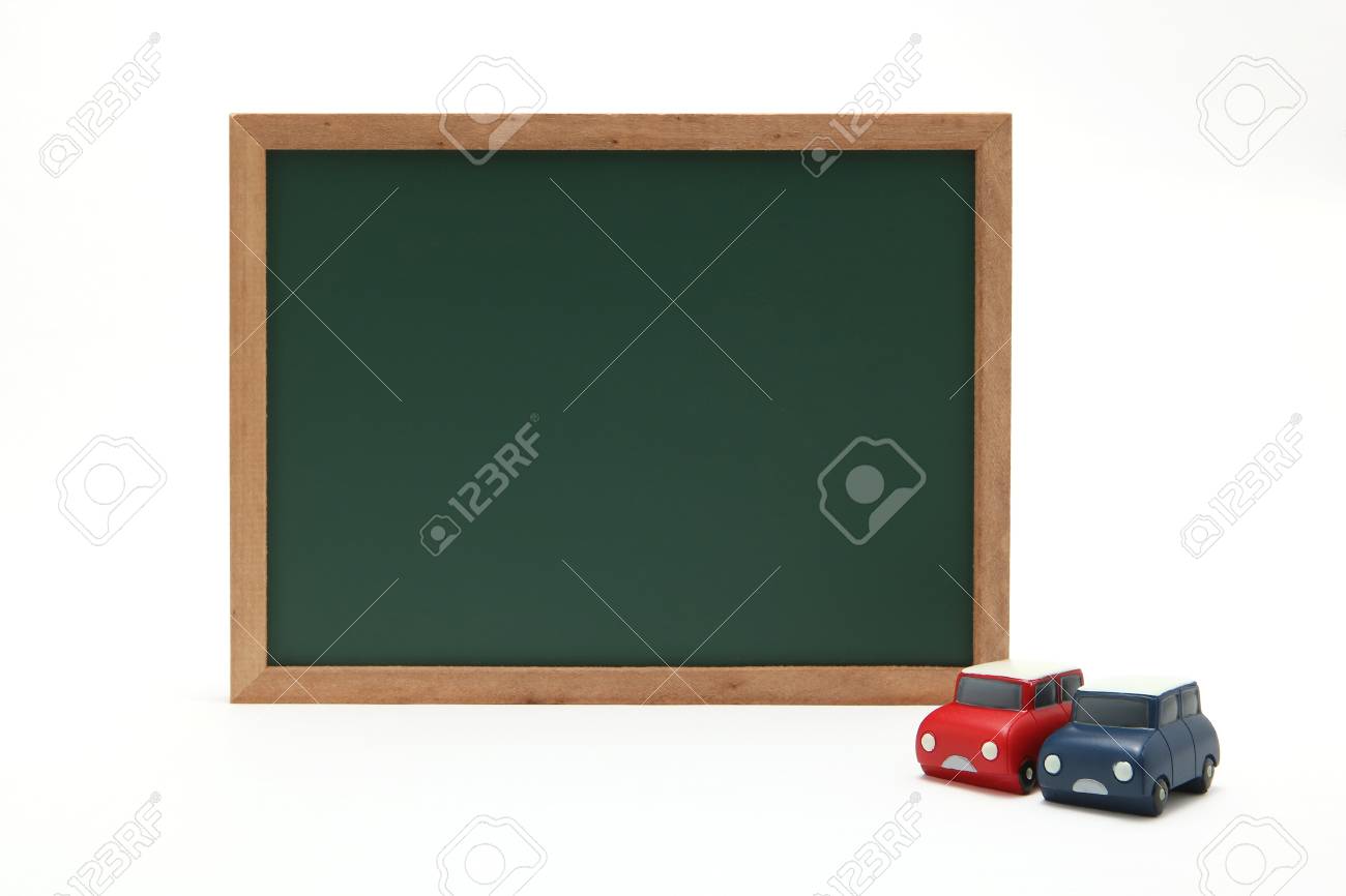 ミニカーと白い背景の空の黒板 の写真素材 画像素材 Image