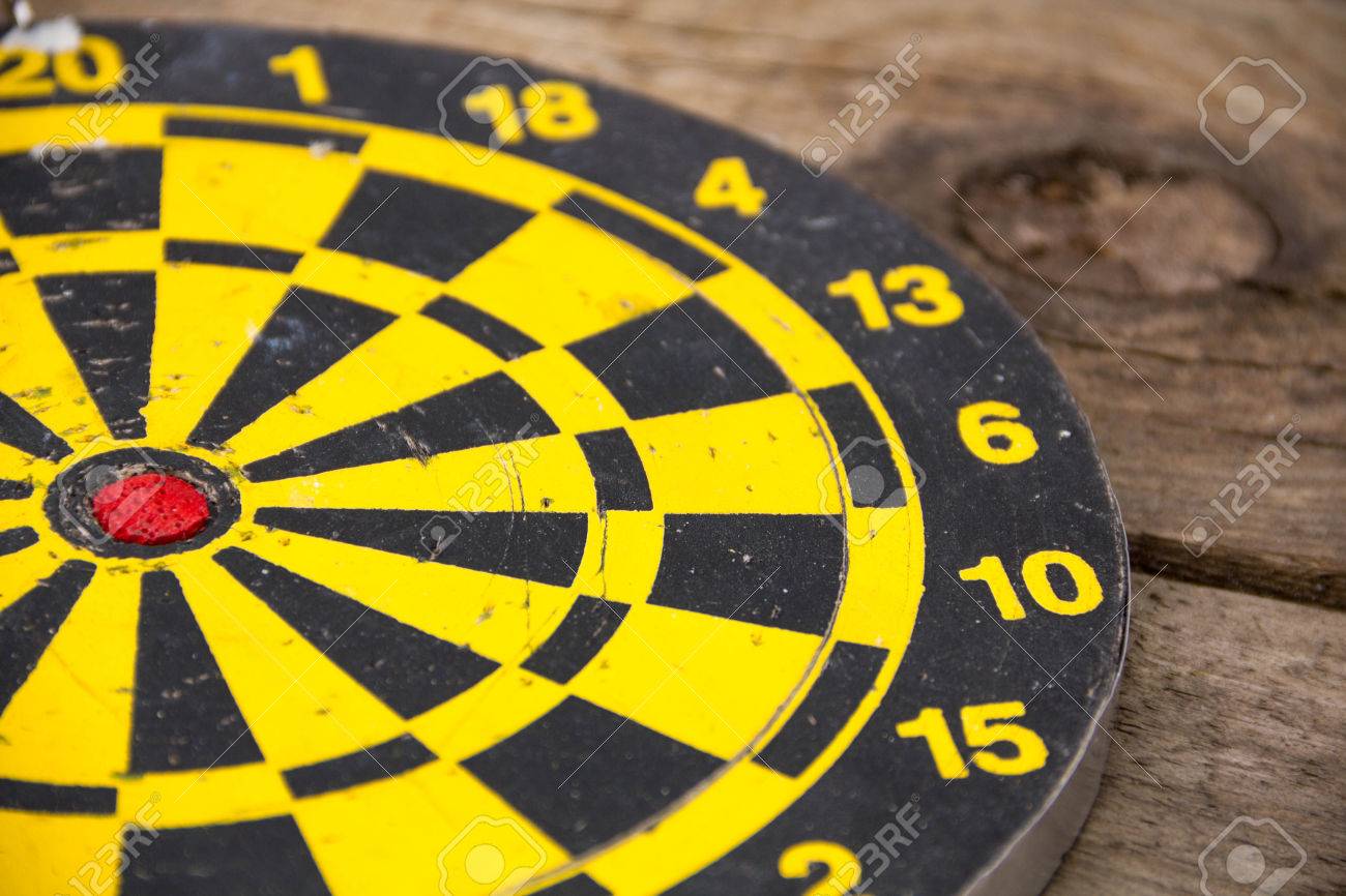 茶色の木の板に ダーツをダーツします ダーツのゲームのテーブルです ビジネス コンセプトの成功失敗 クローズ アップ テキストのための場所 の写真素材 画像素材 Image