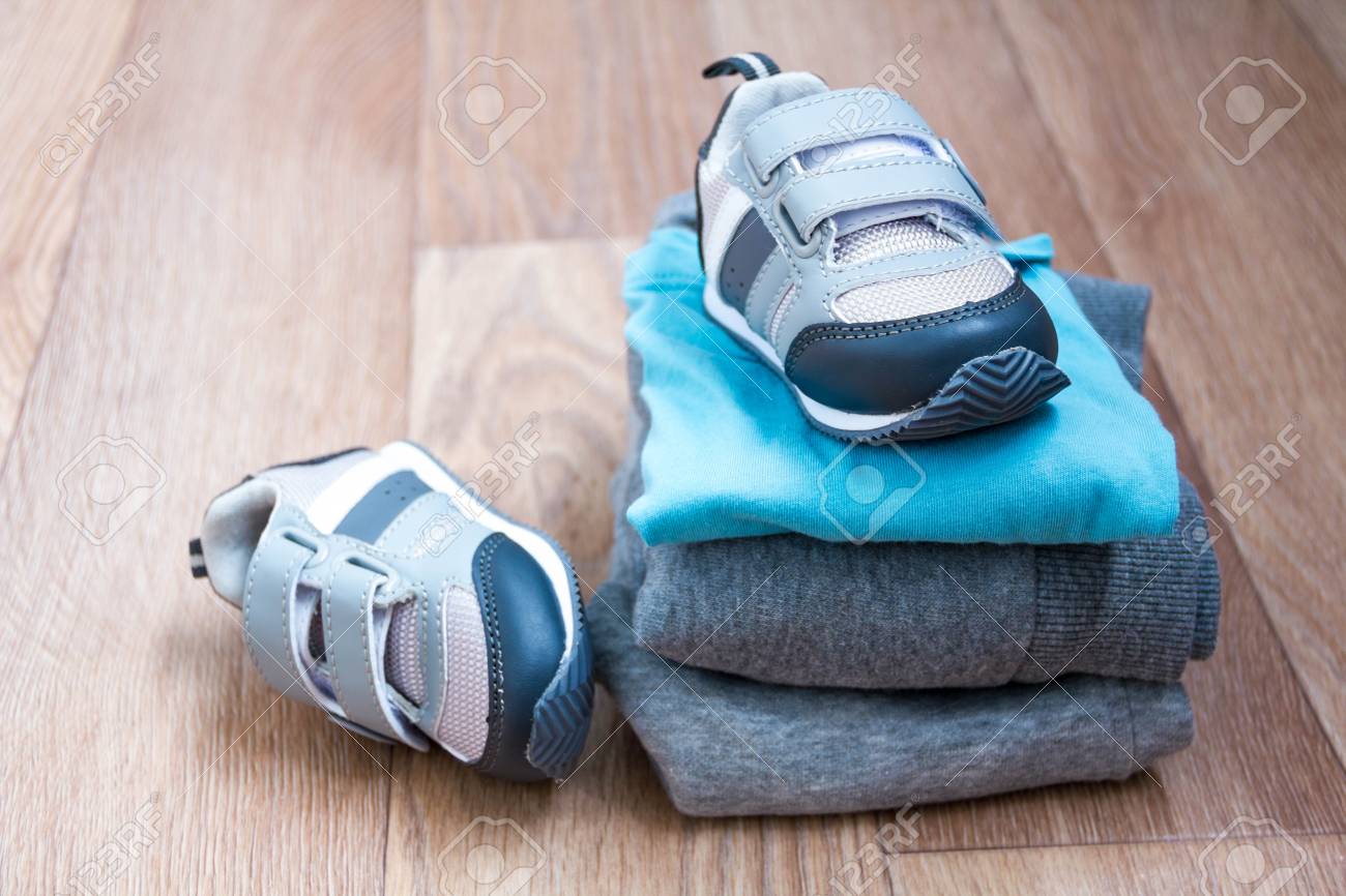 Vetements D Hiver Pour Bebes Concept Automne Baskets Casquettes Jouets Comment Habiller Bebe En Hiver Choisissez Des Chaussures Banque D Images Et Photos Libres De Droits Image Vetements D Hiver Pour Bebes Concept Automne Baskets Casquettes Jouets Comment Habiller Bebe En Hiver Choisissez Des Chaussures Banque D Images Et Photos Libres De Droits Image
