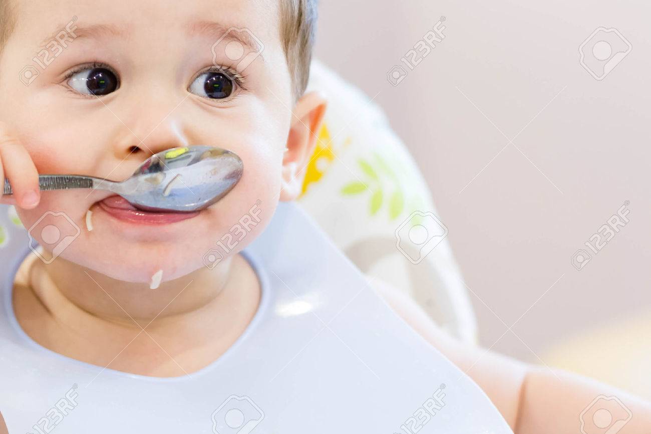 Gros Plan D Un Bebe Qui Se Nourrit De La Cuillere Le Petit Enfant Mange Independamment Banque D Images Et Photos Libres De Droits Image