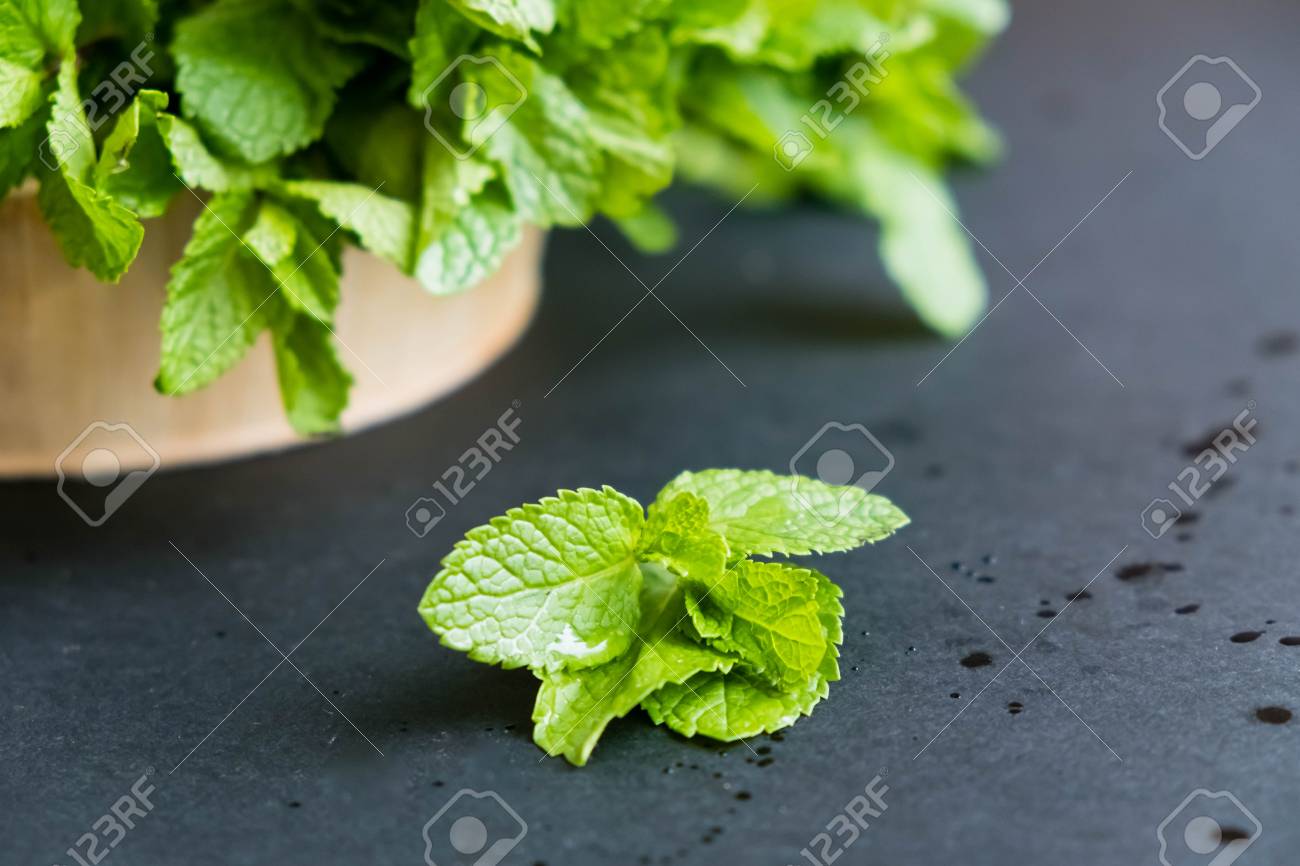 ミントの葉 グリーンフレッシュミント セレクティブフォーカス フレッシュグリーンオーガニックミント リーフクローズアップの束 ペパーミント 自然光選択的な焦点 黒い背景をクローズアップします 上のビュー フラットレイ コピースペース の写真素材 画像素材