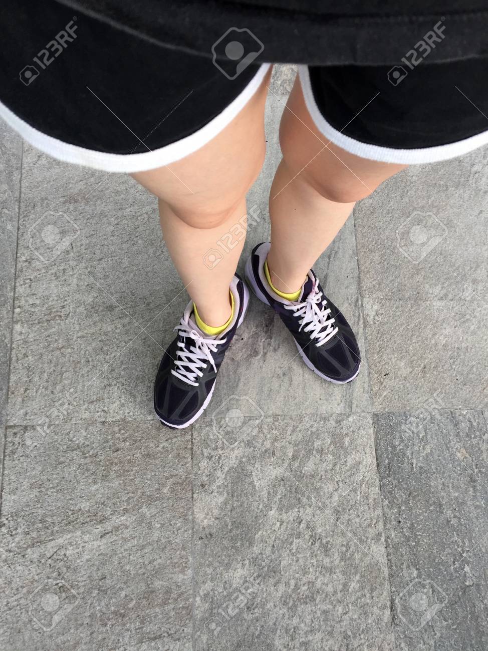 ランニング シューズ 裸足ランニング シューズのクローズ アップ 任意使用のためタイル背景素晴らしいスポーツの靴を着ている女性 の写真素材 画像素材 Image
