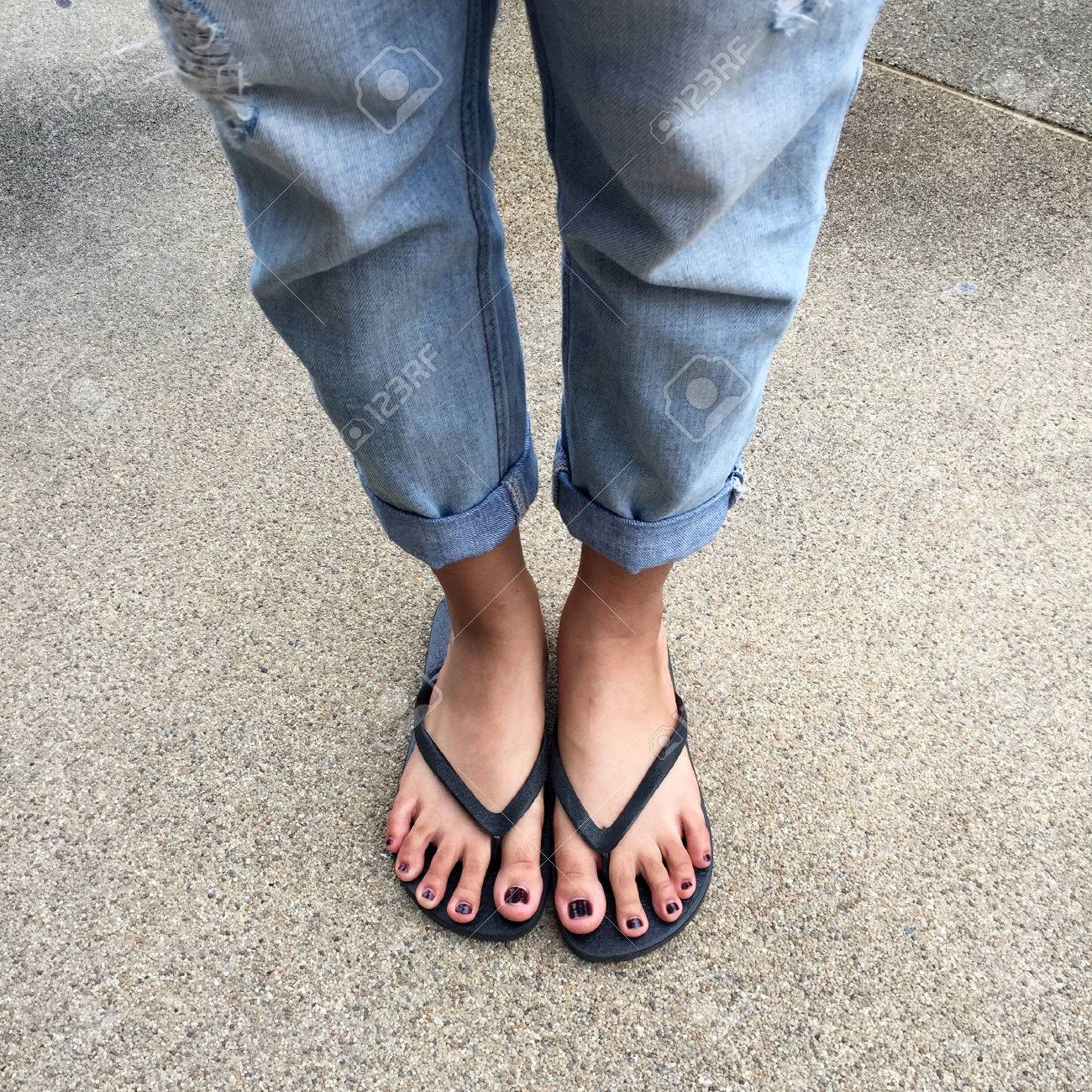 Feet wear. Girl in Jeans and Flip Flops соцсети. Feet you Wear. Things you Wear on your feet. The things in Baseball they Wear on a feet.