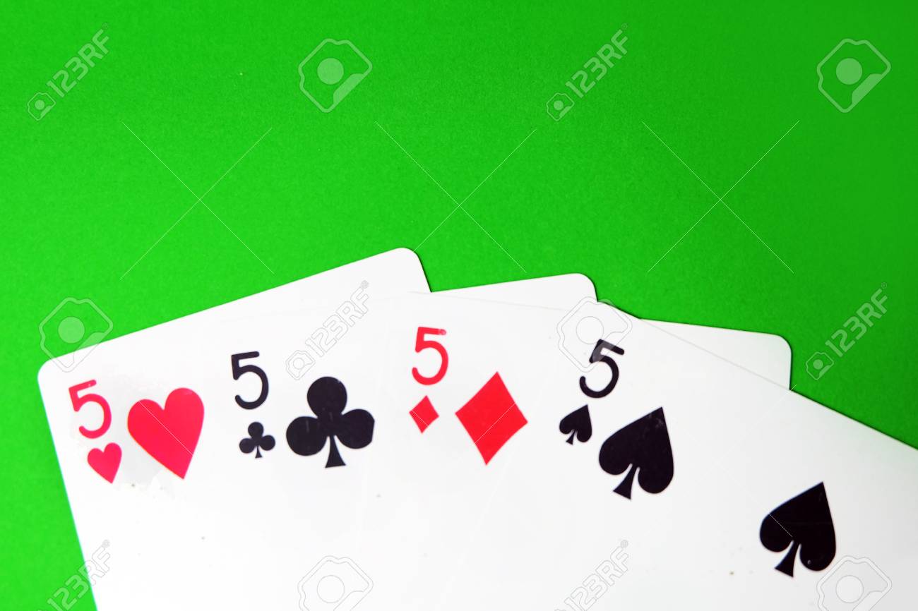 5トランプゲーム 古い5つのハート スペード ダイヤモンドのトランプは 任意の使用のために素晴らしい緑の背景に隔離されています の写真素材 画像素材 Image