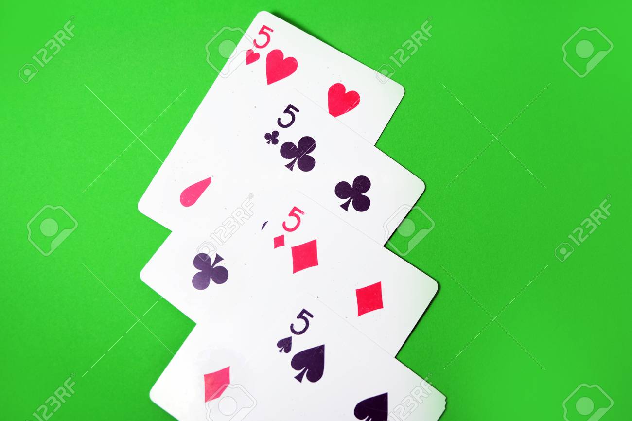 5トランプゲーム 古い5つのハート スペード ダイヤモンドのトランプは 任意の使用のために素晴らしい緑の背景に隔離されています の写真素材 画像素材 Image