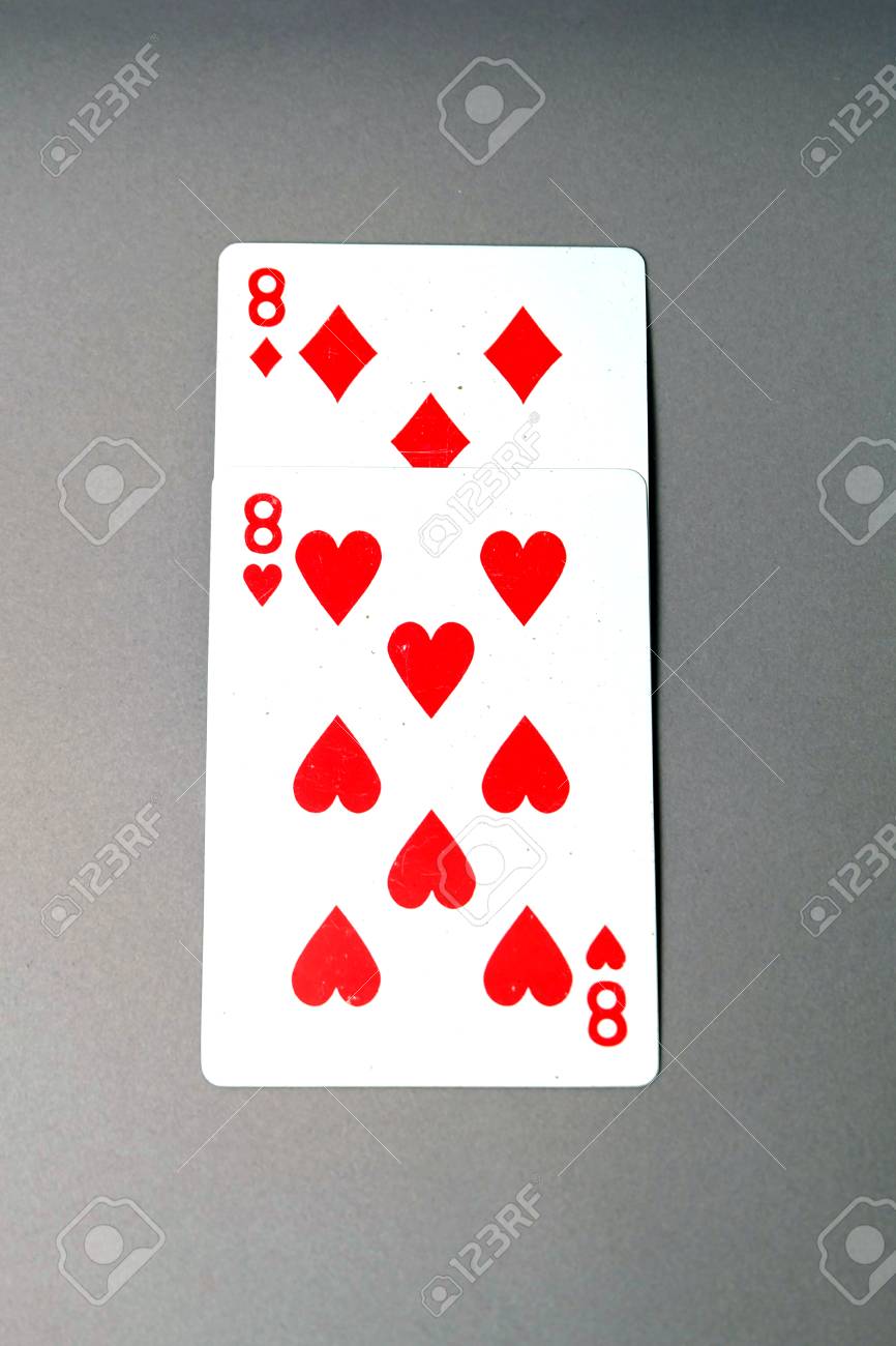 8ハートトランプ 赤いスペードトランプカード8ゲームは 任意の使用のための偉大な灰色の背景に隔離されています の写真素材 画像素材 Image