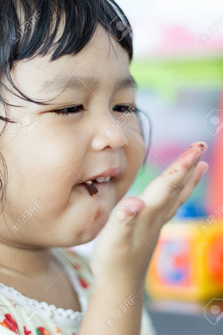 かわいいアジアの女の子を食べるスナック の写真素材 画像素材 Image