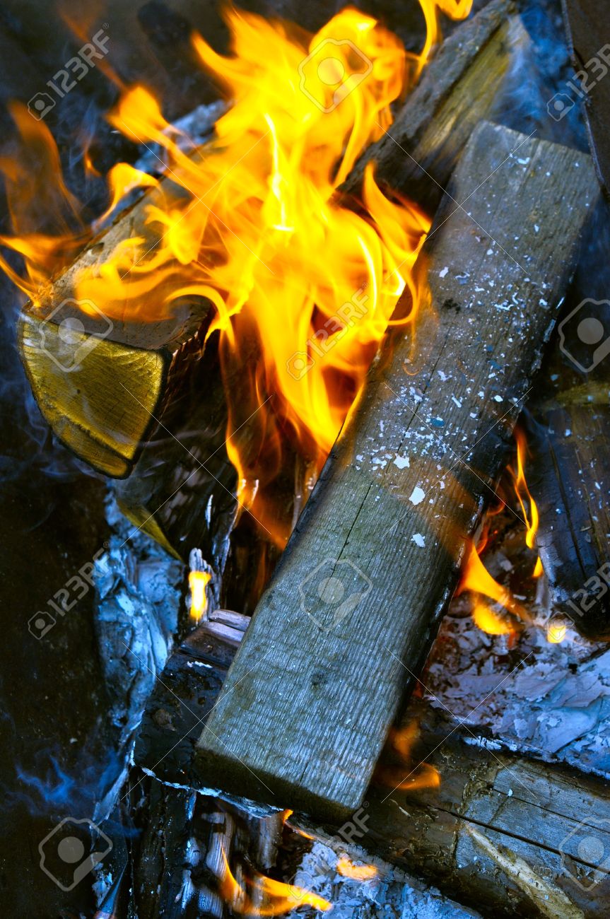 Feu Le Bois Flamme Fumee Rouge Bleu Danger Foret Banque D Images Et Photos Libres De Droits Image 18192005