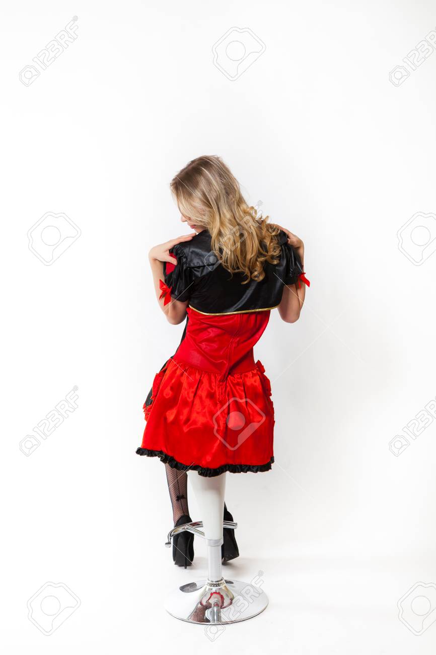 赤の女王のコスプレ 白い背景 赤いドレスの若い金髪白人の女性がバーの椅子 に座っています の写真素材 画像素材 Image 6098
