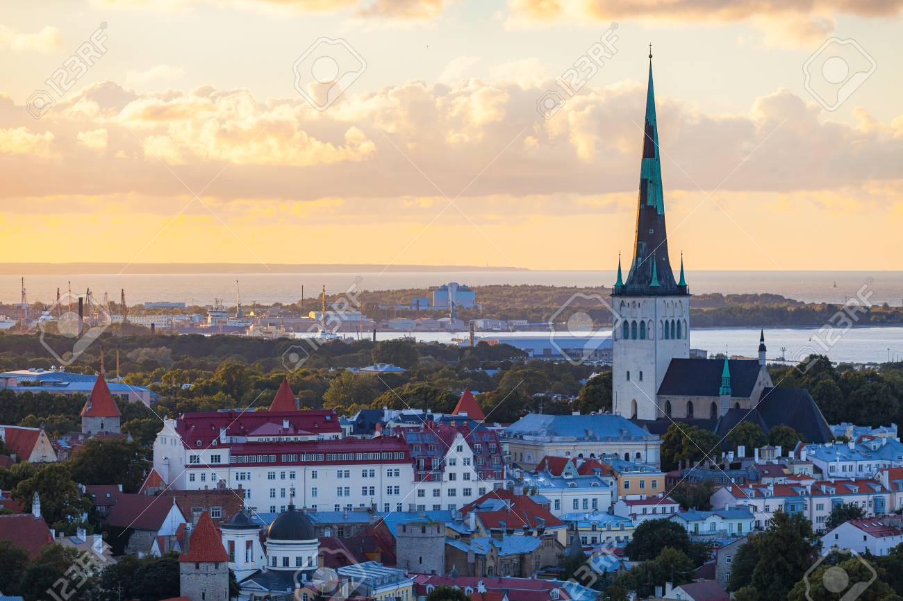 Orange Sonnenuntergang Uber Der Altstadt Von Tallinn Estland Kathedralen Turme Und Mittelalterliche Gebaude Luftbild Lizenzfreie Fotos Bilder Und Stock Fotografie Image 84769559