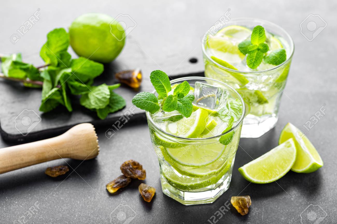 夏ミント ライム ラムと黒背景トップ ビューでグラスに氷と爽やかなカクテル モヒート の写真素材 画像素材 Image