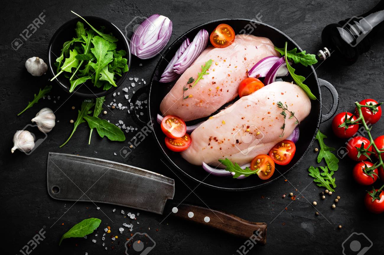 新鮮な生の鶏肉 黒い背景にスパイス 玉ねぎ トマトでマリネしたフィレット トップビュー の写真素材 画像素材 Image
