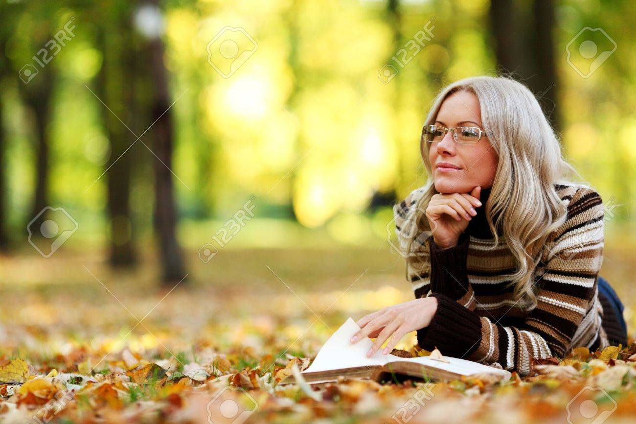 woman read the book in autumn park - 8585377 woman read the book in autumn park - 8585377