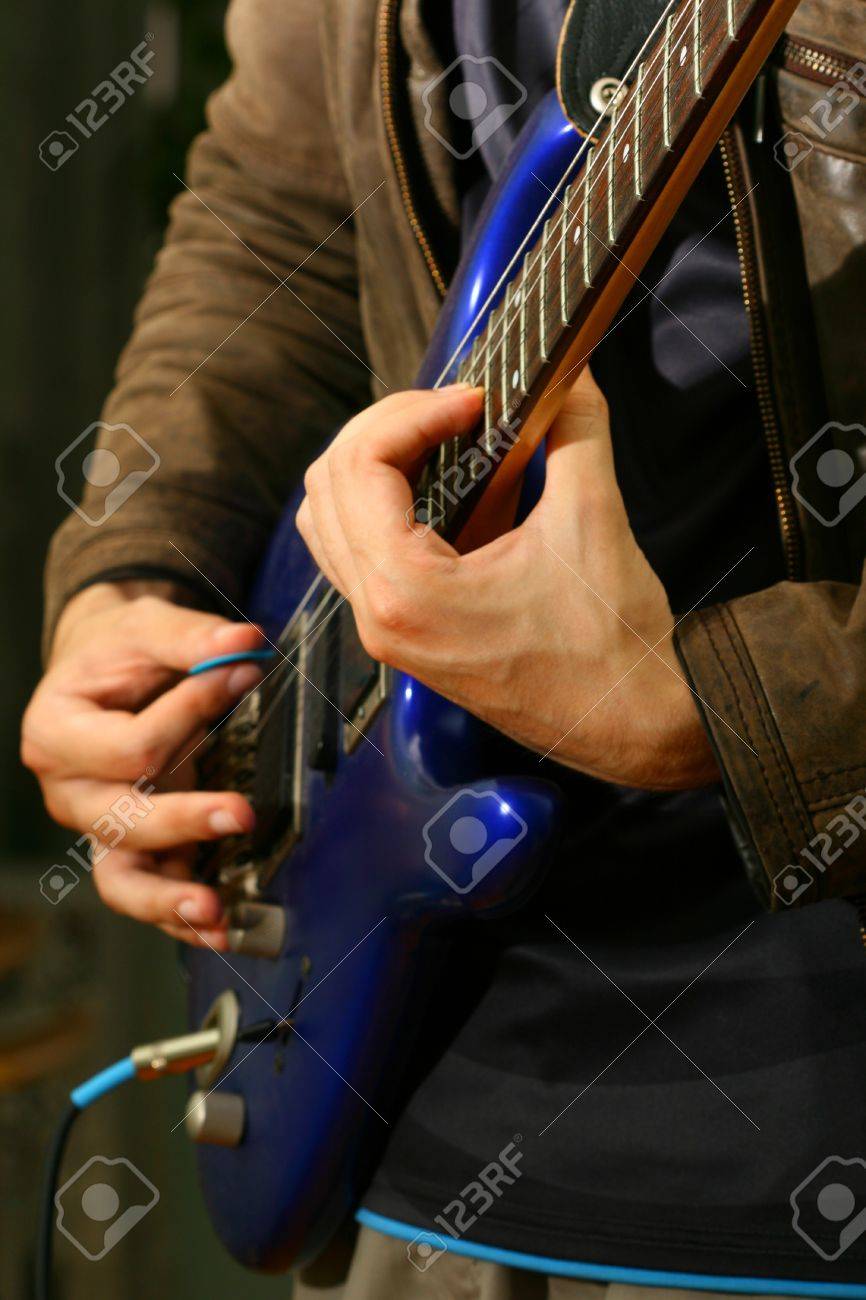 男は青いギターでソロを演奏します の写真素材 画像素材 Image 男は青いギターでソロを演奏します の写真素材 画像素材 Image