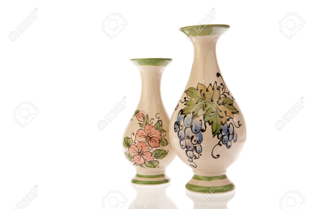 cool foto de archivo un par de jarrones decorados con flores hojas y uvas aisladas en - Jarrones Decorados cool foto de archivo un par de jarrones decorados con flores hojas y uvas aisladas en - Jarrones Decorados