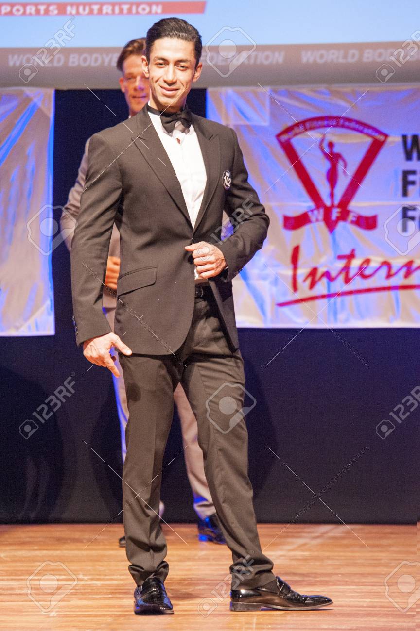 マーストリヒト オランダ 15 年 10 月 25 日 イランからアリ送り付けスーツに身を包んだ男性フィットネス モデルを示しています彼のベスト ステージ上で世界グランプリ ボディービル フィットネス Wbbf 整式の 15 年 10 月 25 日にマーストリヒト オランダの