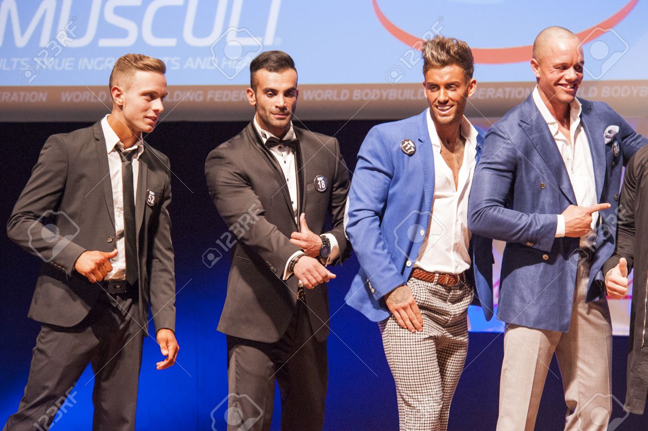 マーストリヒト オランダ 15 年 10 月 25 日 男性フィットネス モデル着たスーツを最高のステージ上で世界グランプリ ボディービル フィットネス Wbbf 整式の 15 年 10 月 25 日にマーストリヒト オランダのマーストリヒト劇場で の写真素材 画像素材 Image
