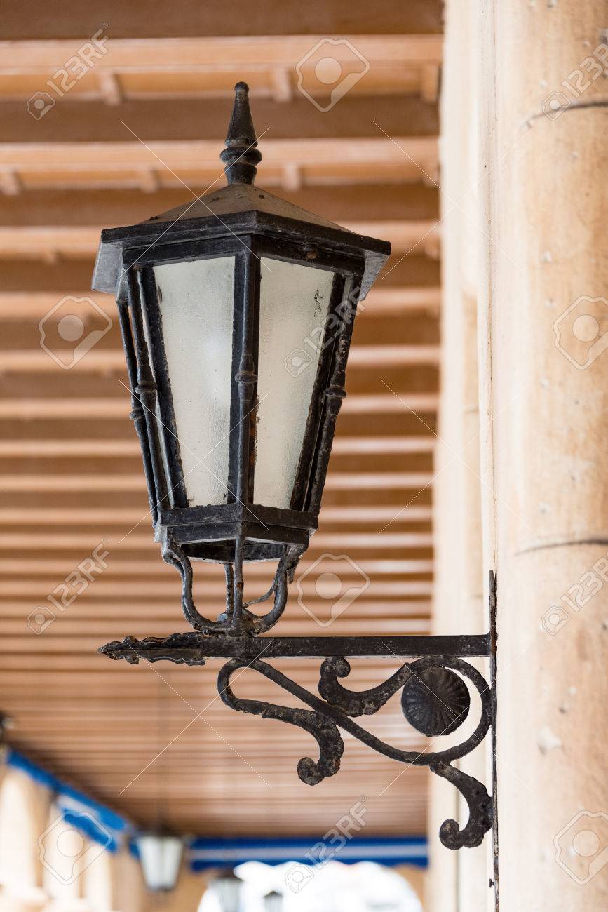 Lampara Colonial Espanol De La Vendimia Que Cuelga De La Pared De