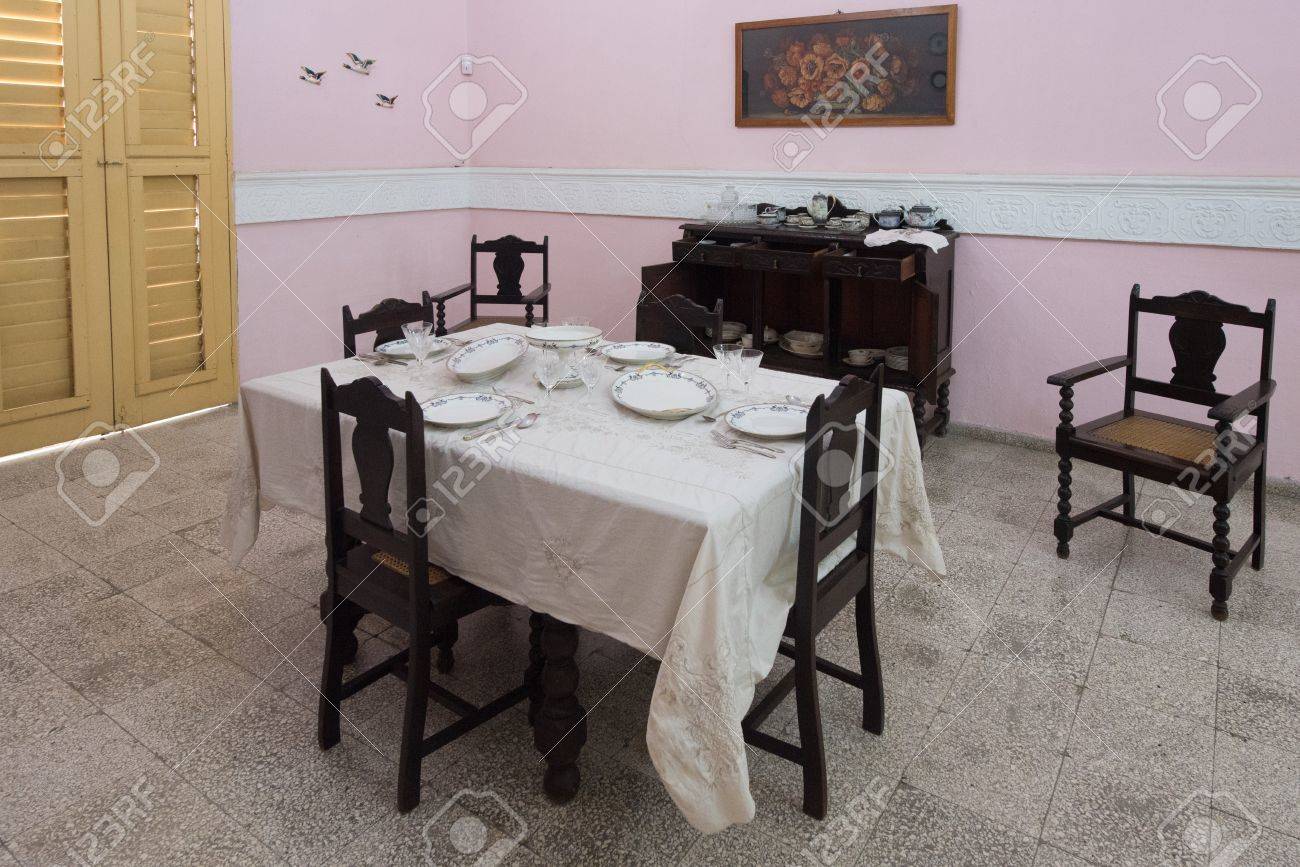 Muebles Cubanos De Comedor Colonial, Mesa Al Estilo De La época. La ... Muebles Cubanos De Comedor Colonial, Mesa Al Estilo De La época. La ...