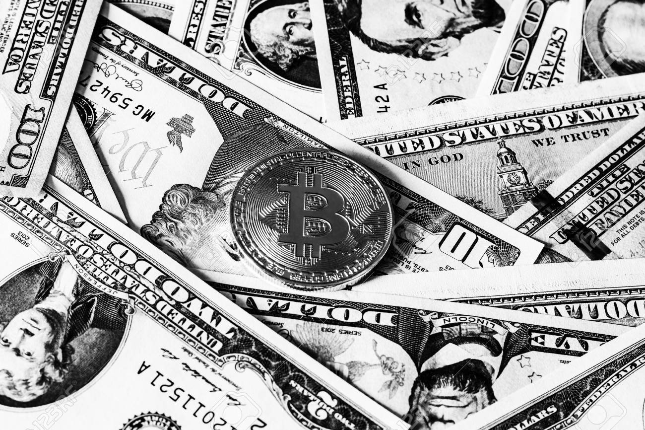 Fondo Con Billetes De Dólar Americano De Dinero Y Bitcoin. Dólares En  Efectivo. Imagen Monocromática Fotos, retratos, imágenes y fotografía de  archivo libres de derecho. Image 86267192