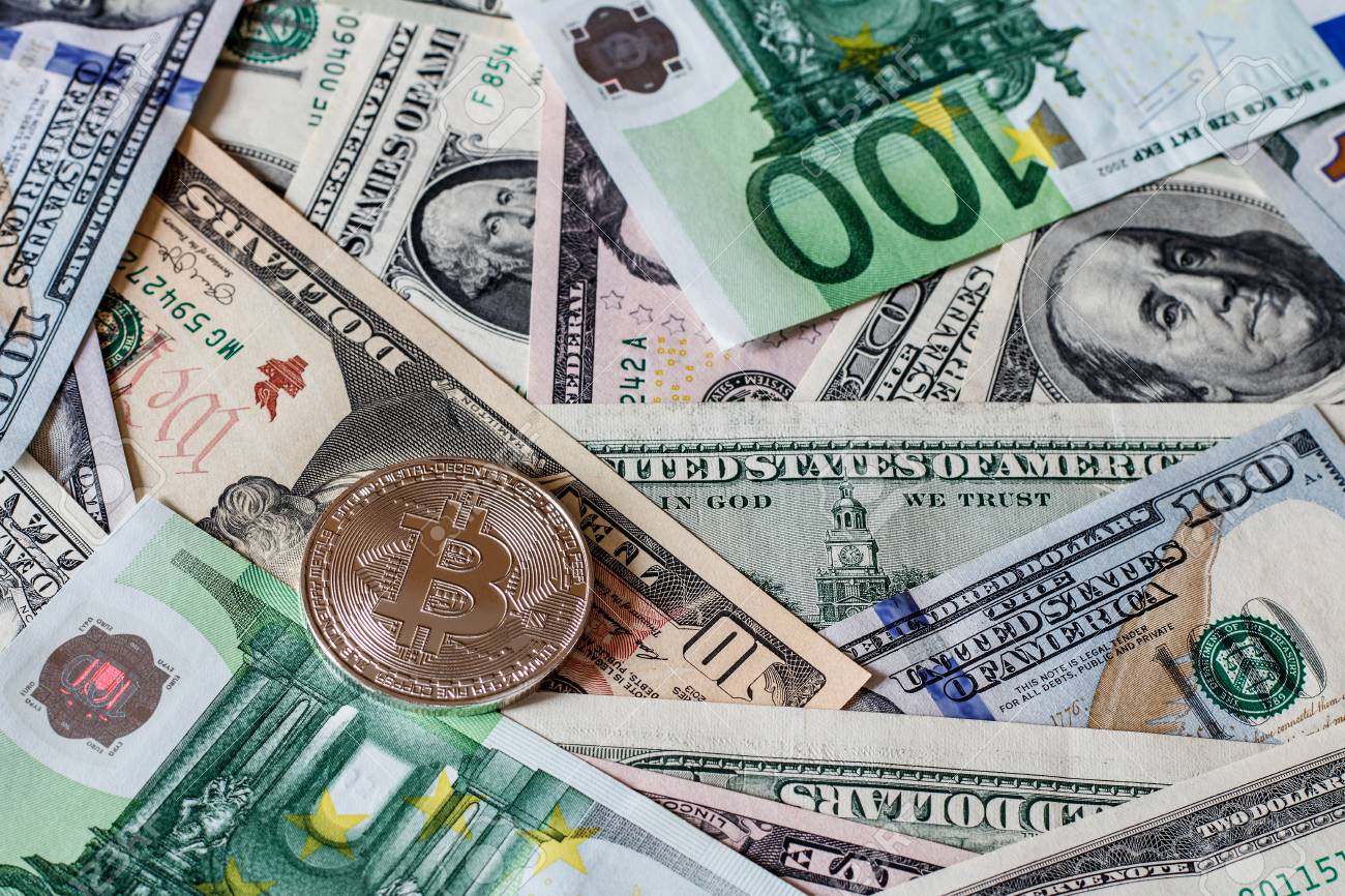 Fondo Con Dinero Dólar Americano Y Billetes De Euros Y Bitcoin. Dólares En  Efectivo Y Euros. Concepto. Fotos, retratos, imágenes y fotografía de  archivo libres de derecho. Image 86267197