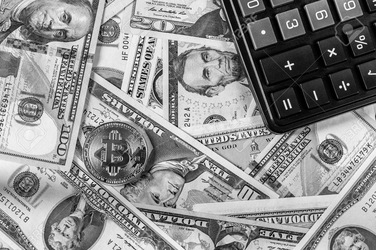 돈을 배경 미국 달러 지폐, Bitcoin 및 검정 계산기. 현금. 흑백 이미지입니다. 로열티 무료 사진, 그림, 이미지 그리고  스톡포토그래피. Image 86267227