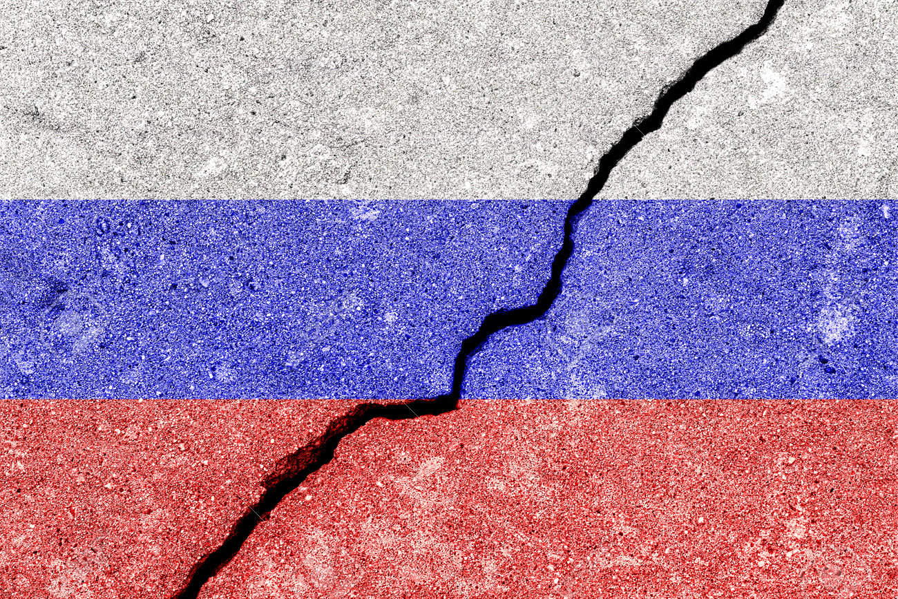 ひびの入ったコンクリートの壁にロシア連邦の旗。危機、デフォルト、経済崩壊、パンデミック、紛争、テロ、または国の他の問題の概念。抽象的な災害シンボル。の写真素材・画像素材  Image 192283489