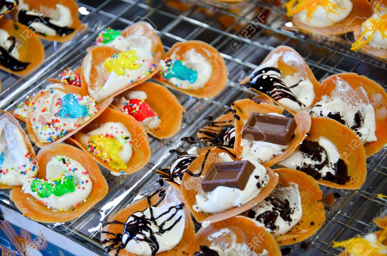 タイ平ひも フラットの上にパンのシャキッとしたパンケーキ ラウンド プレートと甘いかしょっぱい充填 の写真素材 画像素材 Image タイ平ひも フラットの上にパンのシャキッとしたパンケーキ ラウンド プレートと甘いかしょっぱい充填 の写真素材 画像素材 Image