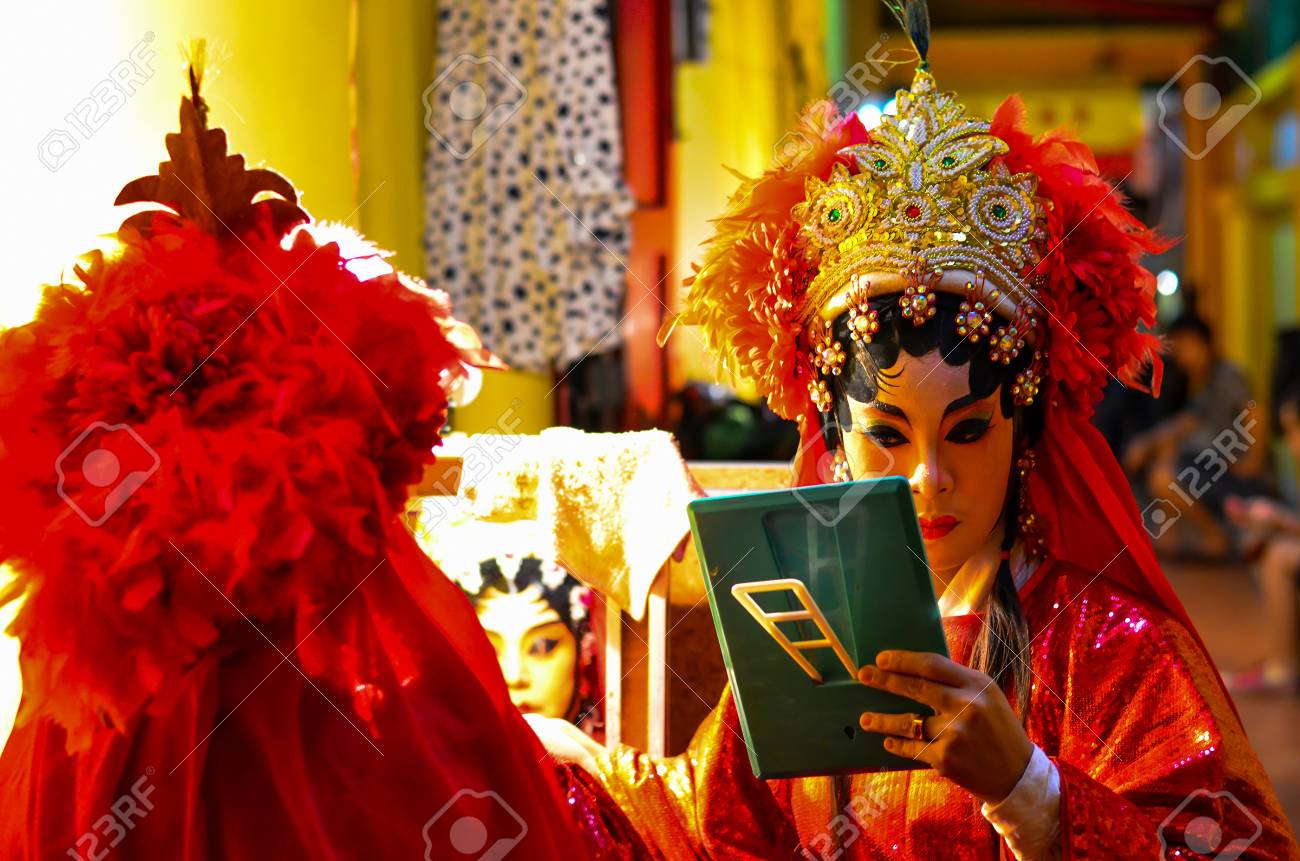 BANGKOK - OCTOBER 28: Unidentified Chinese opera actress of Thailand - 33183153 BANGKOK - OCTOBER 28: Unidentified Chinese opera actress of Thailand - 33183153
