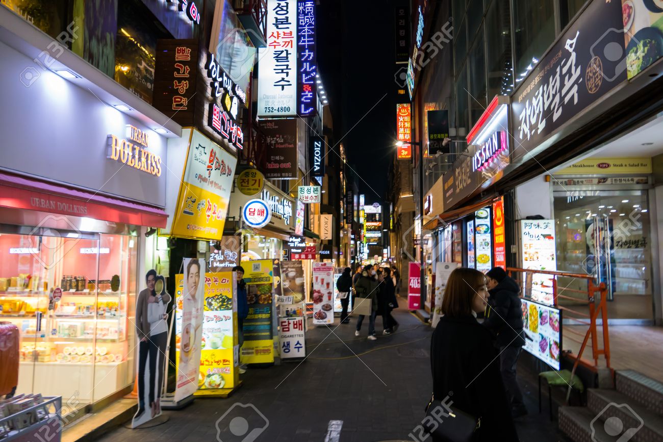 ソウル 1 月 30 日 朝鮮人や明洞市場商店街それは 16 年 1 月 30 日明洞市場ソウル 南朝鮮の韓国の人気があり 最新ファッション中心で買い物を歩いて観光客 の写真素材 画像素材 Image