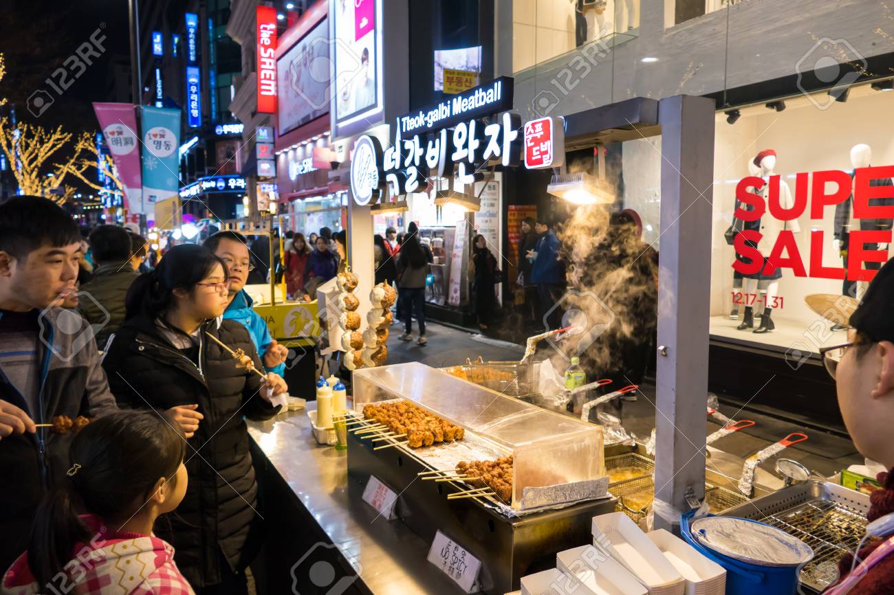 ソウル 1 月 30 日 朝鮮人や明洞市場商店街それは 16 年 1 月 30 日明洞市場ソウル 南朝鮮の韓国の人気があり 最新ファッション 中心で買い物を歩いて観光客 の写真素材 画像素材 Image