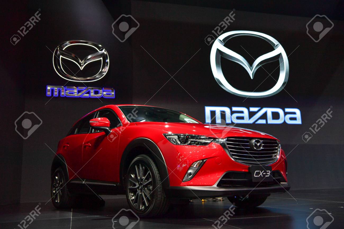 Nonthaburi 30 De Noviembre Coche De Mazda Cx 3 En La Exhibición En La Expo Internacional 2016 Del Motor De Tailandia El 30 De Noviembre De 2016 En