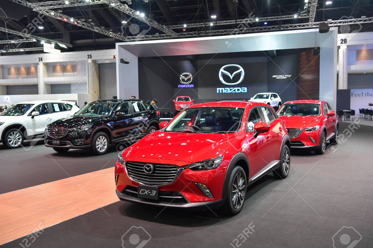 Nonthaburi 30 De Noviembre Coche De Mazda Cx 3 En La Exhibición En La Expo Internacional 2016 Del Motor De Tailandia El 30 De Noviembre De 2016 En