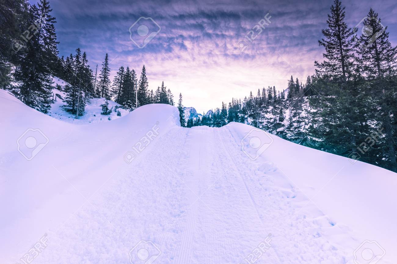 Route De Montagne A Travers Des Tas De Neige Paysage D Hiver Avec Une Route Traversant Des Tas De Neige Dans Les Montagnes Des Alpes Autrichiennes Dans La Municipalite D Ehrwald Banque D Images Et