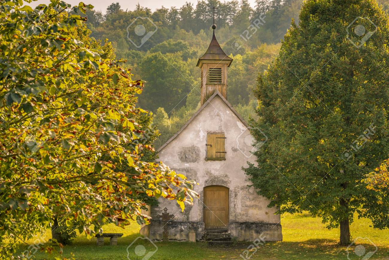 Ancienne église Abandonnée Et Arbres D'automne - Église Médiévale De  Campagne Par Une Journée Ensoleillée D'automne, Dans Un Petit Village  Allemand. Image Pittoresque Représentant La Vie Rurale. Banque D'Images Et  Photos Libres