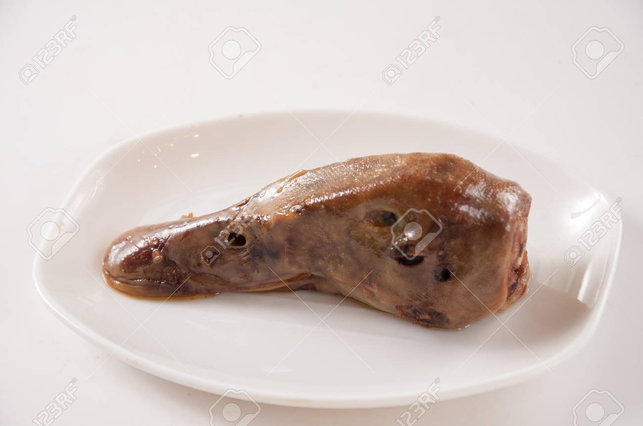 マリネした鴨の頭 白い皿に中華料理 の写真素材 画像素材 Image