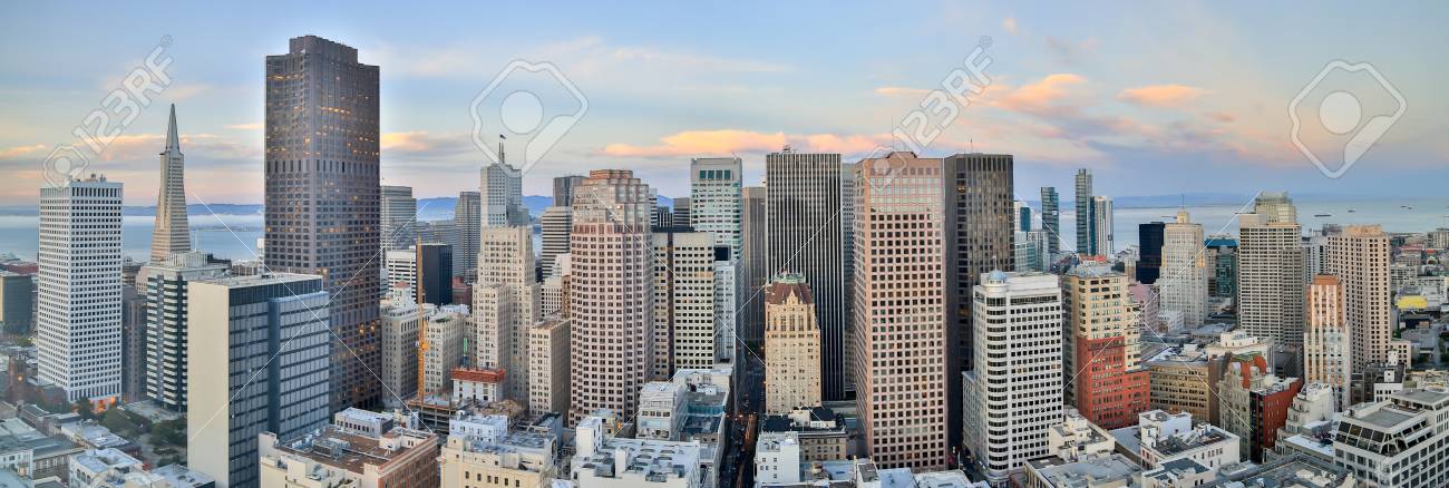 夕暮れ時の San サンフランシスコ ダウンタウン全景 サンフランシスコ金融街の空撮 の写真素材 画像素材 Image