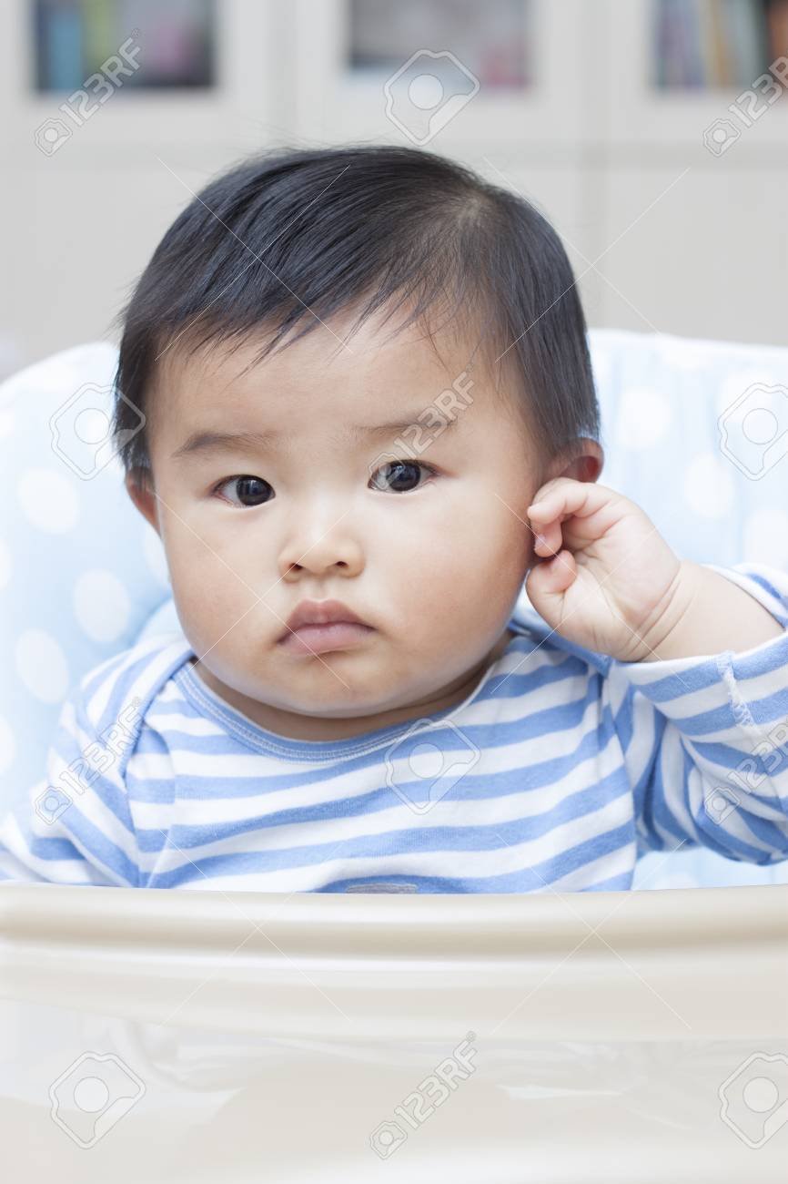 Mignon Chinoise Garcon Assis Dans Une Chaise De Bebe Banque D Images Et Photos Libres De Droits Image