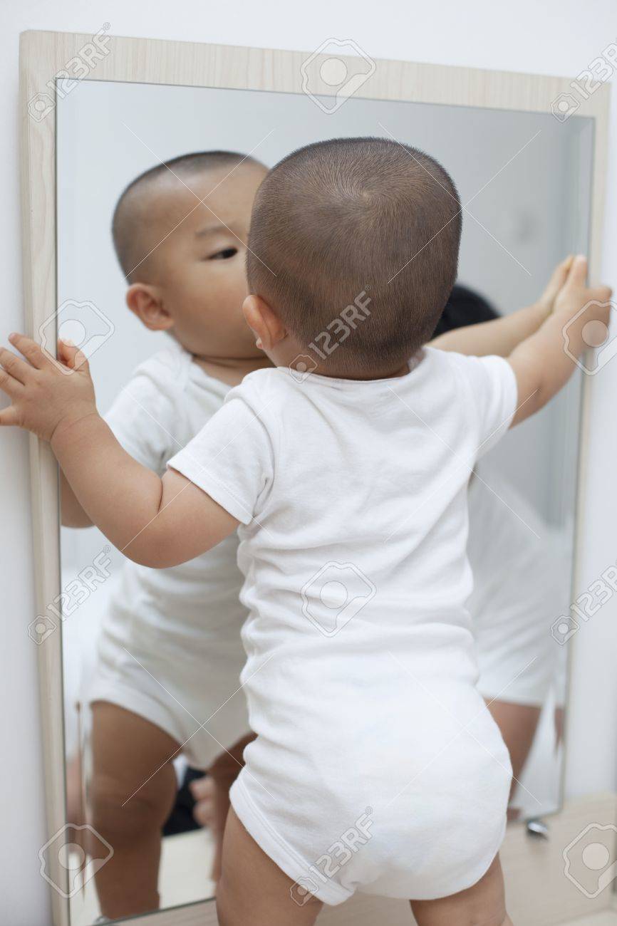 Mignon Petit Garcon Chinois Jouer Devant Un Miroir Banque D Images Et Photos Libres De Droits Image