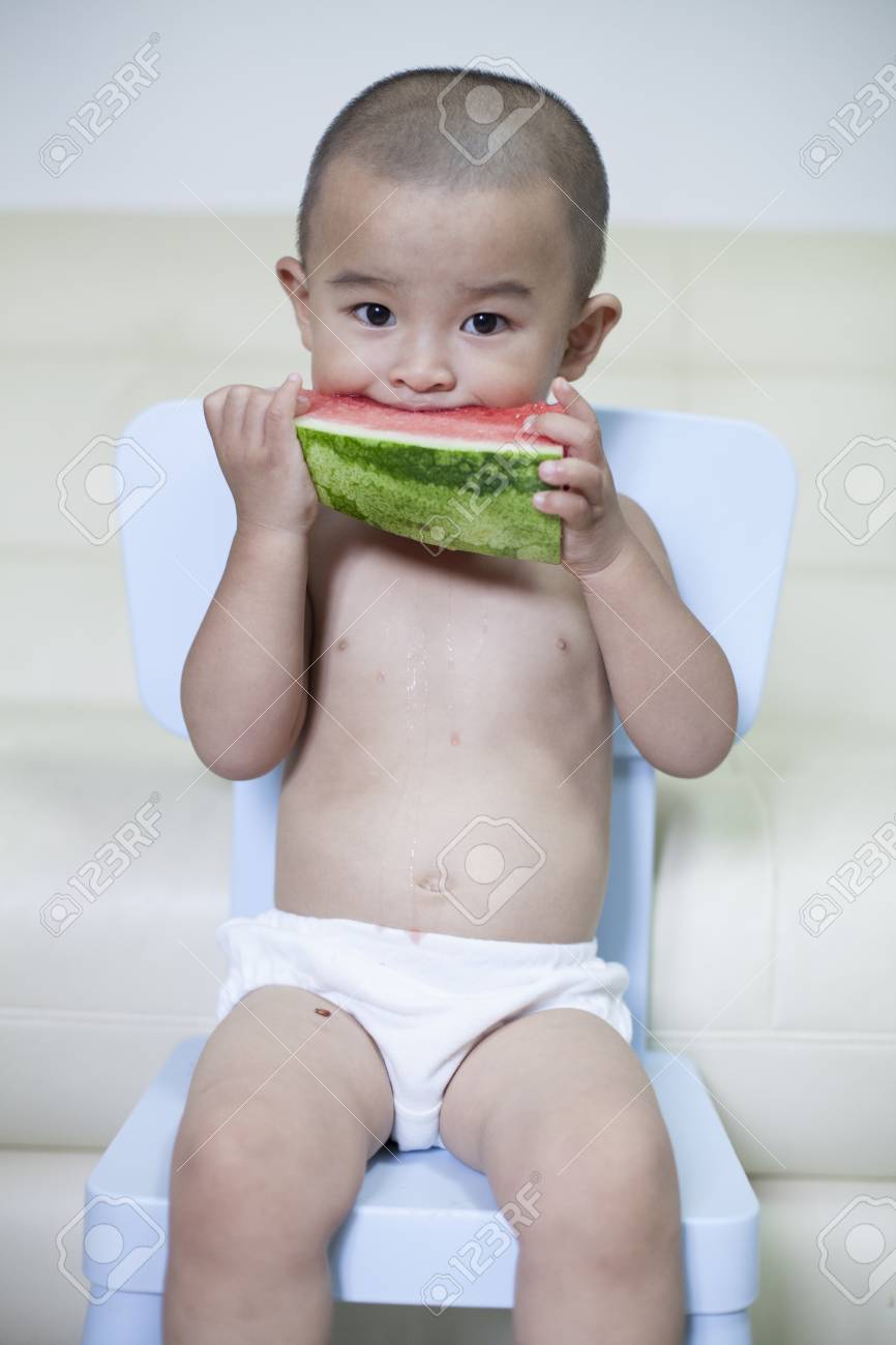 ハッピー中国語赤ちゃん男の子の屋内では スイカを食べる北京 中国 の写真素材 画像素材 Image