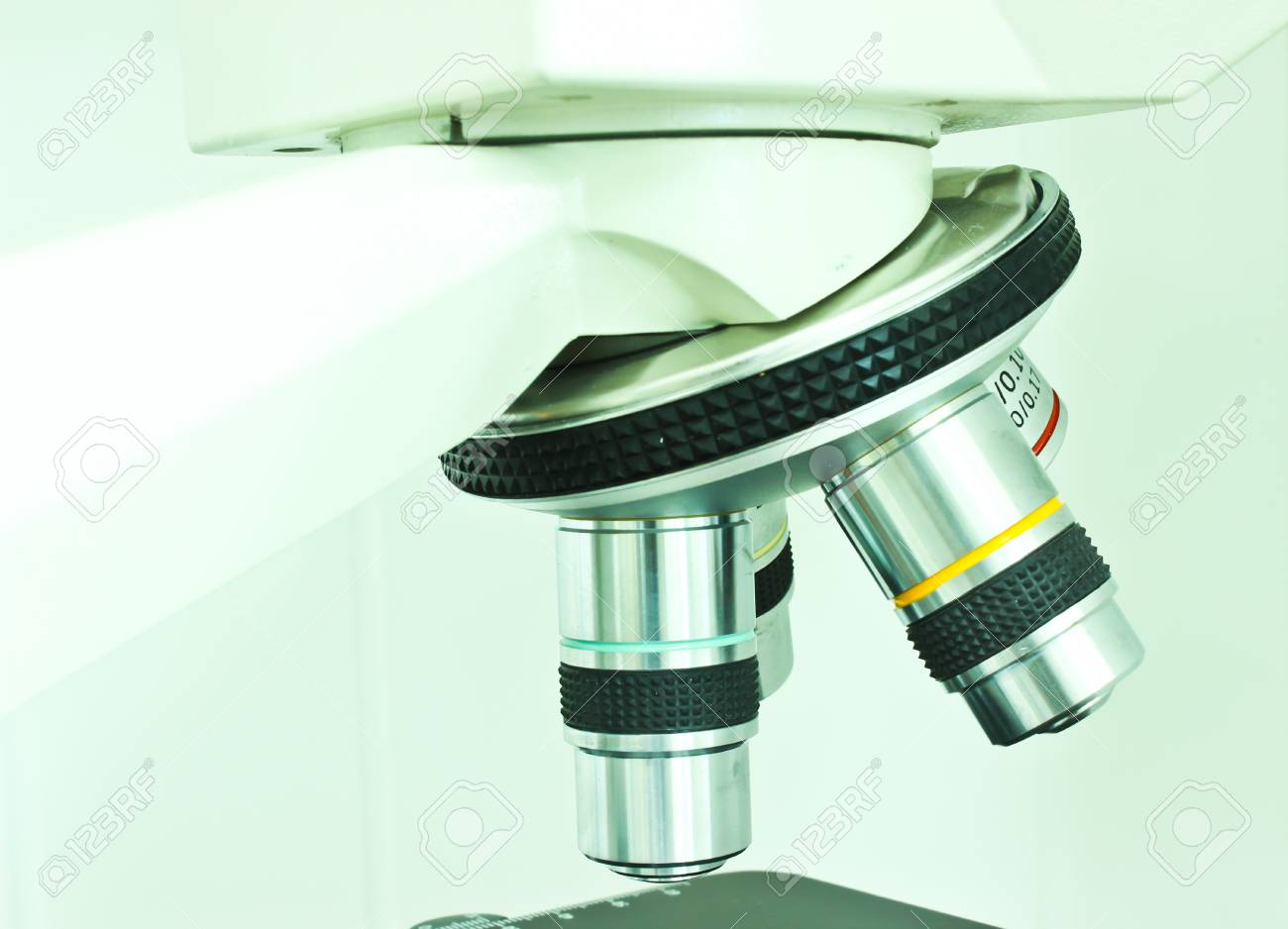 白い背景に分離された顕微鏡の対物レンズ の写真素材 画像素材 Image