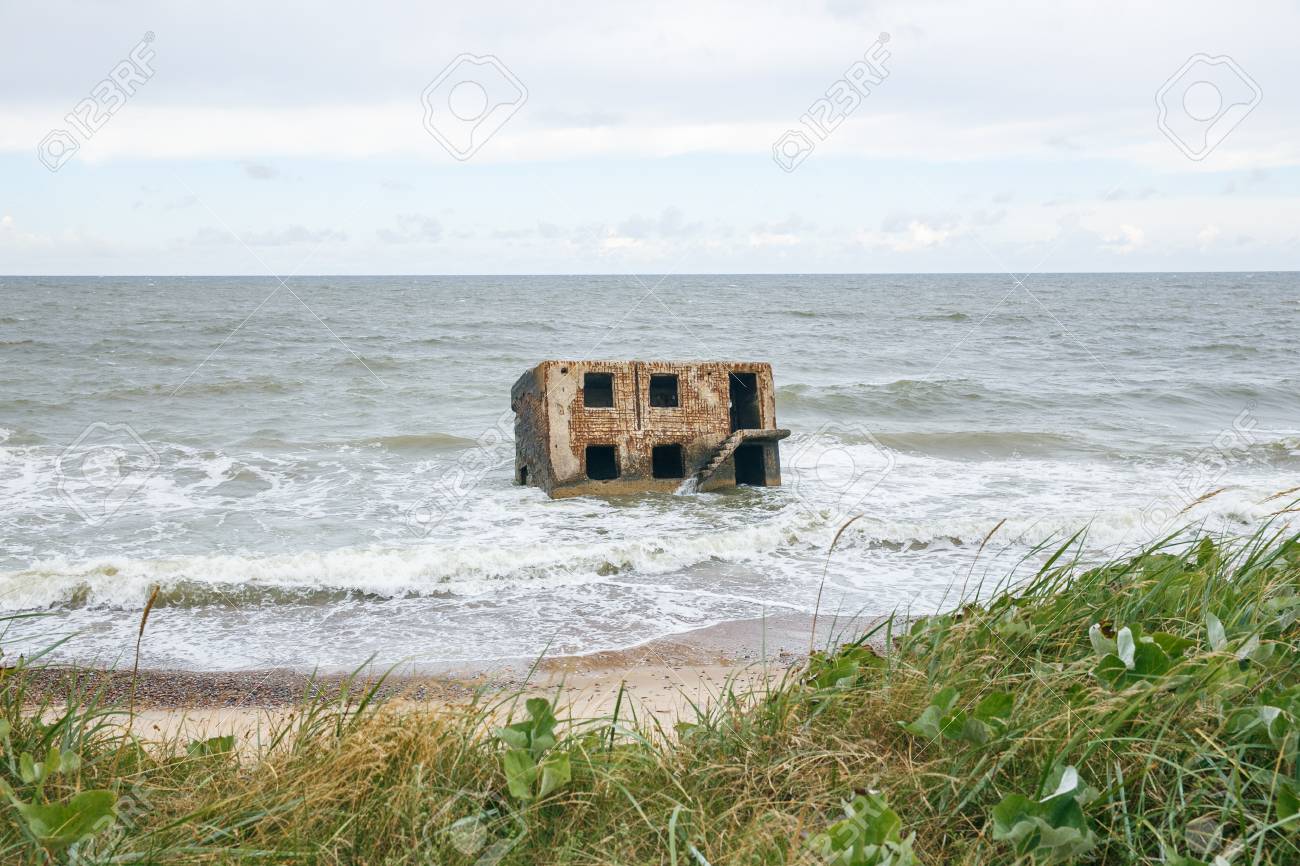 Karaosta でバルト海の刑務所します 水の中の古い家 17 の写真素材 画像素材 Image